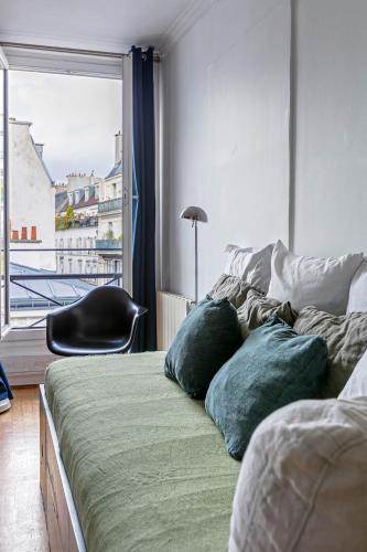 Paris Rooftop Views Cosy 2 Bedroom Stay Central