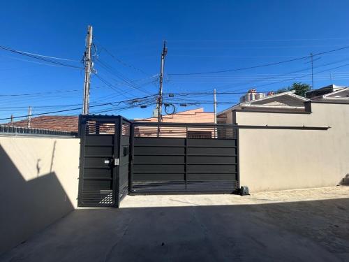 une porte menant à une maison avec une clôture dans l'établissement Compact Home Campinas, à Campinas