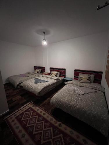 Un pat sau paturi într-o cameră la Peace House