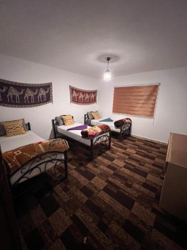 une chambre avec deux lits et un canapé dans l'établissement Peace House, à Wadi Musa