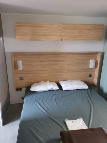 Postel nebo postele na pokoji v ubytování Mobil home climatisé chez Mickaël et Laëtitia