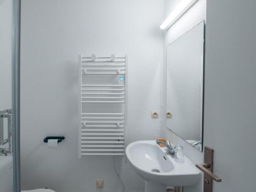 Ένα μπάνιο στο Appartement 3 pièces 6 pers, Résidence calme proche télécabine, animaux admis, Arc 1800 - FR-1-411-34