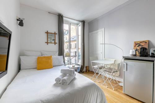 Paris Rooftop Views Cosy 2 Bedroom Stay Central