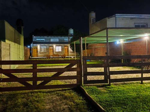 una cerca frente a un edificio por la noche en Departamentos M de Mar, en Mar del Plata