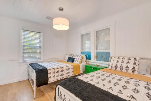 Ένα ή περισσότερα κρεβάτια σε δωμάτιο στο Dock, Dine & Unwind – Coastal Vibes Await