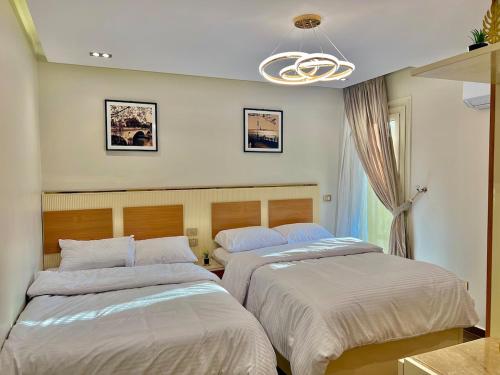 Postel nebo postele na pokoji v ubytování Ultra Luxurious 2BR 3BR in Gated Compound