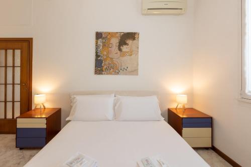 Ένα ή περισσότερα κρεβάτια σε δωμάτιο στο Modern 2BR Apartment with Metro Access