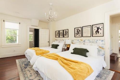 Ένα ή περισσότερα κρεβάτια σε δωμάτιο στο Historic 1897 Bill Murray House, DT Charm, Game Room and Parking