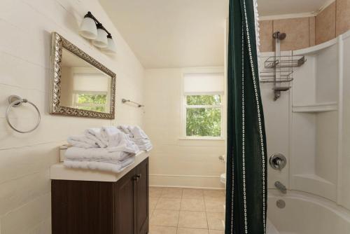 Ένα μπάνιο στο Historic 1897 Bill Murray House, DT Charm, Game Room and Parking