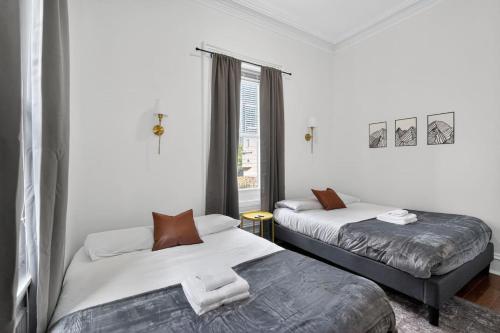 Large 1 BR in Center City with Double Queen Beds and King Sleeper Sofa) في فيلادلفيا: غرفة نوم بها سريرين ونافذة