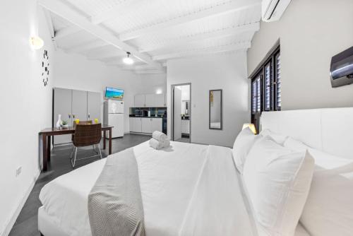 Two Person Getaway - 2 Minutes to Palm Beach