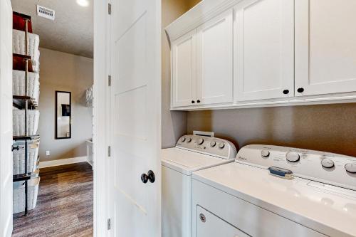 Fotografie z fotogalerie ubytování Oasis Steps to Beach Large Deck Pet Paradise v destinaci Stingaree