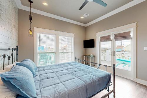 Postel nebo postele na pokoji v ubytování Oasis Steps to Beach Large Deck Pet Paradise