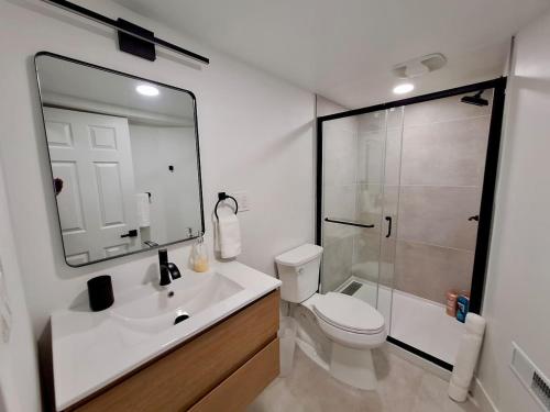 Brand New 1BR in Center City with Private Backyard في فيلادلفيا: حمام مع مرحاض ومغسلة ودش