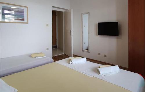 1 Bedroom Gorgeous Apartment In Podgora