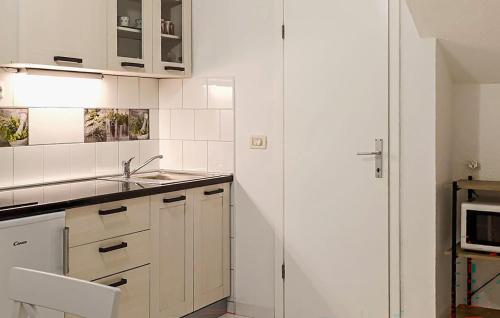 1 Bedroom Gorgeous Apartment In Podgora