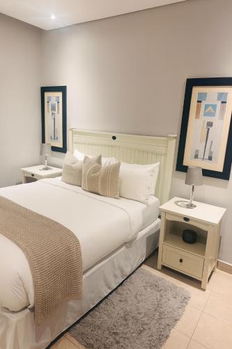 ダーバンにあるPearlviewの大きな白いベッドとテーブルのある寝室