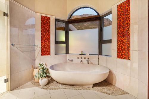 Ένα μπάνιο στο Villa Bizweni by Host Agents