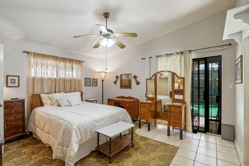 een slaapkamer met een bed, een dressoir en een bureau bij Casa de al Abuelita in Montoya