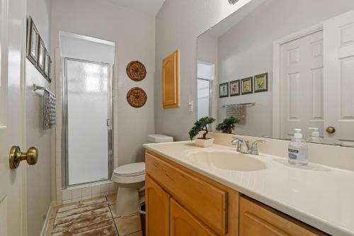 een badkamer met een wastafel, een toilet en een spiegel bij Casa de al Abuelita in Montoya