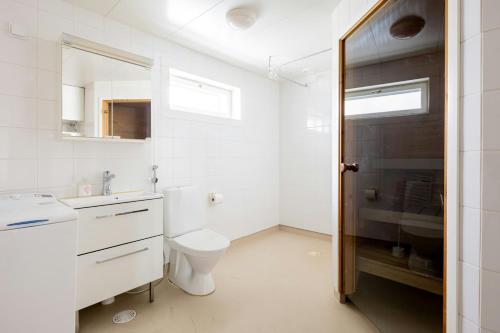 Ένα μπάνιο στο Spacious Apartment for 4 with Sauna