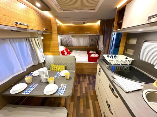 Η κουζίνα ή μικρή κουζίνα στο SwissHut Idyllic Farm Stay