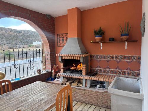 にあるVilla Capital Mountainviewのパティオ(暖炉、景色を望むテーブル付)