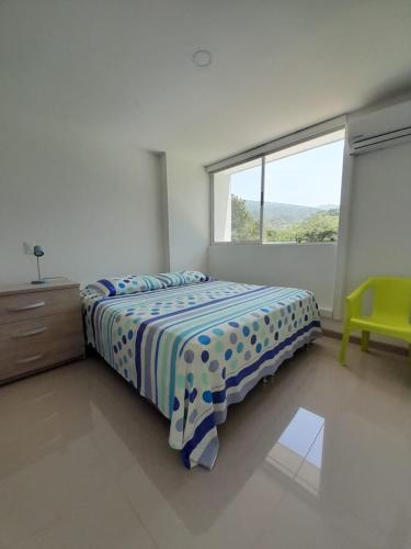 Ένα ή περισσότερα κρεβάτια σε δωμάτιο στο Agradable y confortable apto vacacional en Santa Fé de Antioquia-Colombia dentro de condominio con piscina, tobogán, zonas recreativas, jardines y espectacular vista