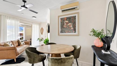 un soggiorno con tavolo e sedie di Sundown on Grafton St a Cairns