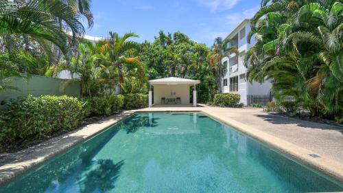 una piscina di fronte a un edificio di Sundown on Grafton St a Cairns