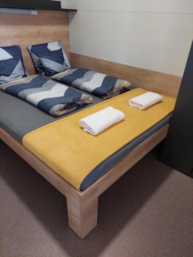 Ένα ή περισσότερα κρεβάτια σε δωμάτιο στο Tin Men Apartmanház