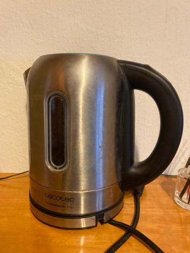 a tea kettle sitting on top of a wooden table at Habitación tranquila Bilbao dos camas in Bilbao