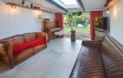ein Wohnzimmer mit einer Couch und einem Klavier in der Unterkunft Stunning Home In Jonquières in Jonquières