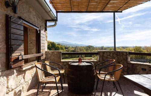 Una mesa y sillas en un patio con vista. en Lovely Home In Donji Bitelic, en Donji Bitelić