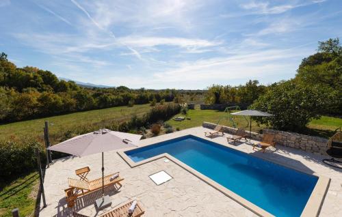 una imagen de una piscina en un patio en Lovely Home In Donji Bitelic, en Donji Bitelić
