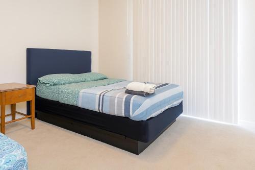 Ένα ή περισσότερα κρεβάτια σε δωμάτιο στο Cozy Home Close to Disney