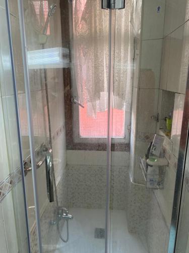 a shower with a glass door in a bathroom at Habitación tranquila Bilbao dos camas in Bilbao