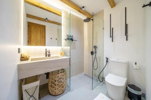 Koupelna v ubytování Cascade 1 - Relaxing Ubud Apartment with Nature View