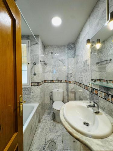 a bathroom with a sink and a toilet and a tub at Signature Stay Apartments 6 in Almuñécar