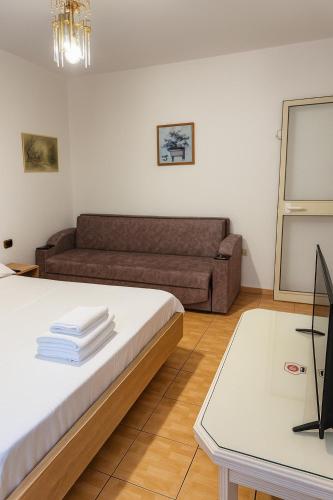 Televizorius ir (arba) pramogų centras apgyvendinimo įstaigoje Star Studio