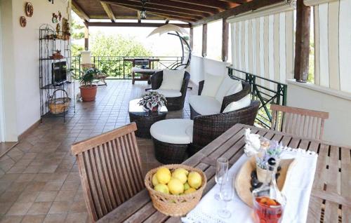 een balkon met een tafel en een fruitmand bij 3 Bedroom Stunning Home In Canicattini Bagni in Canicattini Bagni