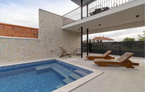 Bazén v ubytování Beautiful Home In Privlaka nebo v jeho okolí