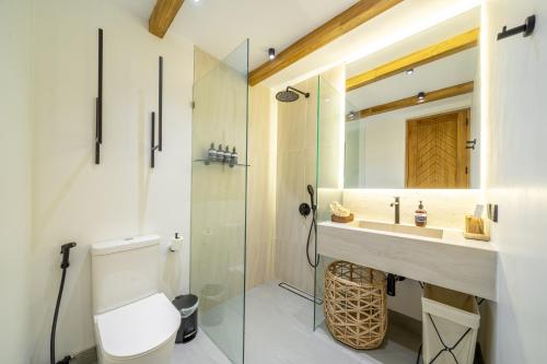 une salle de bain avec toilettes, lavabo et douche dans l'établissement Cascade 2 - Chic and Cozy 1BR Apartment in Ubud, à Ubud