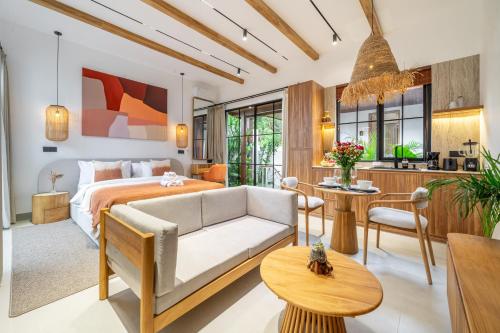 une chambre avec un lit et un salon dans l'établissement Cascade 2 - Chic and Cozy 1BR Apartment in Ubud, à Ubud