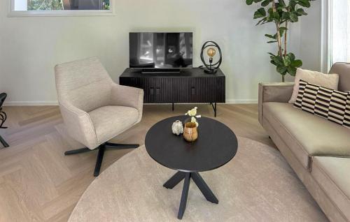 a living room with a couch and a table and a chair at Amazing Home In Zeijen With Wifi in Peest