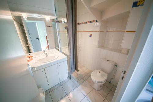 a bathroom with a toilet and a sink at Résidence Indigo II - Ocean Plage Résidences in Biscarrosse-Plage
