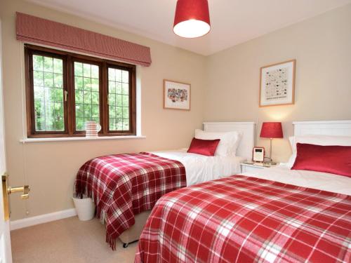 Giường trong phòng chung tại 2 Bed in Moreton-In-Marsh 75870