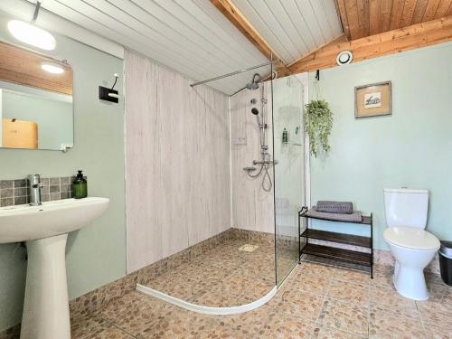 a bathroom with a shower and a sink and a toilet at Le Ranch Camping et Glamping in Madranges