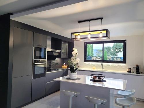 Kuchyň nebo kuchyňský kout v ubytování Villa raffinée, piscine, jardin, proche Cassis et Marseille