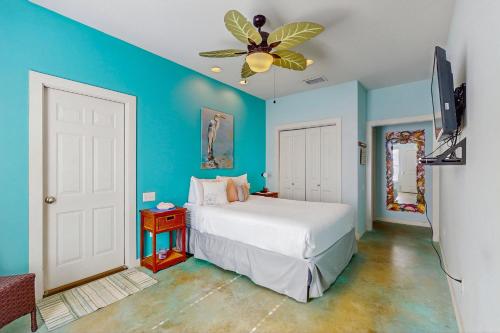 Mustang BeachにあるThe Crystal Troutのベッドと天井扇風機のある寝室